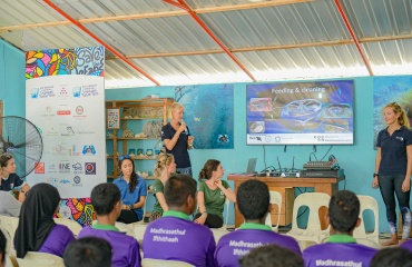 Nettoyer et nourrir les tortues aux Maldives 