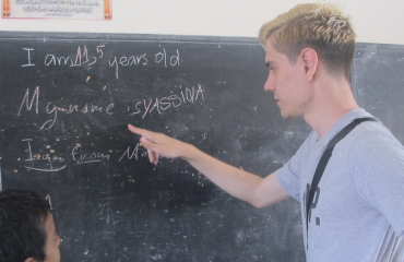 Groupe de bénévoles de l'ONG enseignant l'anglais à des jeunes marocains 