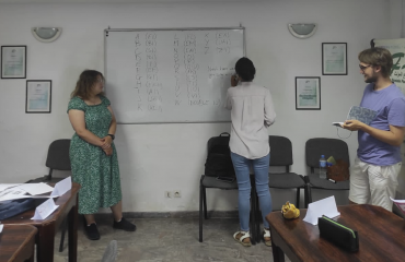 Bénévoles humanitaires dans une classe au Maroc 