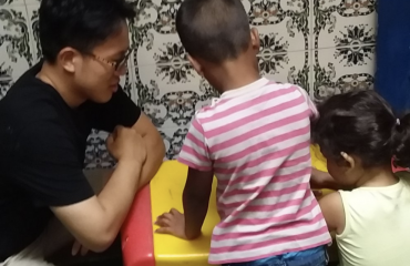 Ateliers créatifs inspirants pour les enfants défavorisés au centre d'accueil de Rabat