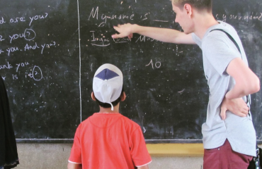 Enfants défavorisés partageant leur créativité lors d'un atelier artistique au centre d'accueil de Rabat
