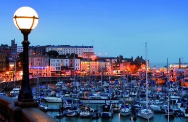 Port de Ramsgate illuminé à la tombée de la nuit, vue idéale d’un séjour linguistique en bord de mer