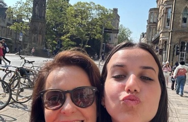 Deux participantes en séjour linguistique en Angleterre, en promenade dans une ville historique