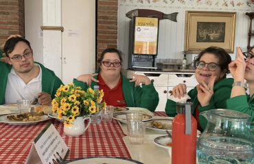 jeunes en situation de handicap intellectuel partageant un repas dans un cadre inclusif et convivial