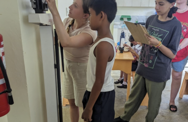 Volontaires Globalong effectuant un suivi médical pour les enfants lors d'une mission humanitaire rurale