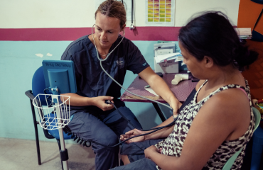 Volontaire Globalong prodiguant des soins médicaux lors d'une mission humanitaire en clinique rurale