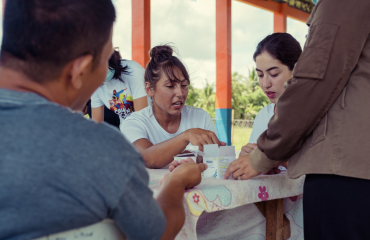 Volontaires Globalong distribuant des médicaments lors d’un atelier de santé communautaire