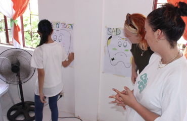 Enfant participant à un atelier d’hygiène dentaire avec des volontaires Globalong