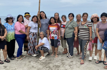 Femmes de la communauté locale réunies sur la plage lors d’une mission humanitaire Globalong