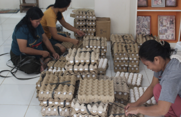 Femmes préparant des plateaux d’œufs pour distribution dans une mission nutritionnelle Globalong