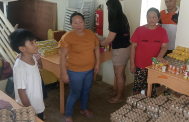 Bénéficiaires préparant des produits alimentaires dans le cadre d’une mission nutritionnelle Globalong