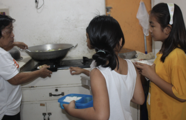 Préparation et distribution de repas pour enfants dans une mission nutritionnelle Globalong