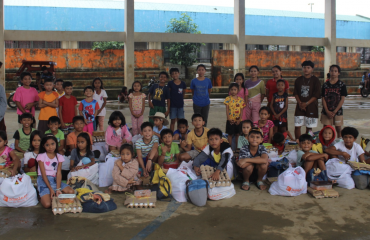 Enfants rassemblés avec des paniers de dons alimentaires dans le cadre d’un programme nutrition Globalong