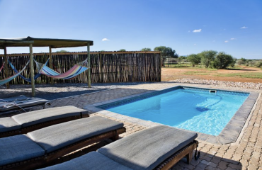 Espace détente avec piscine et hamacs réservé aux volontaires Globalong en Namibie, au sein du site d’hébergement du projet éducatif.