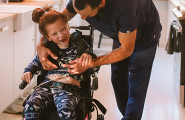 bénévole apportant son soutien à une enfant polyhandicapée dans un cadre chaleureux en Espagne