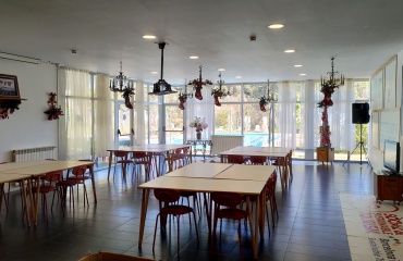 salle à manger lumineuse utilisée pour les repas et formations des volontaires solidaires