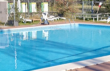 piscine extérieure pour le bien-être des volontaires en mission de bénévolat solidaire