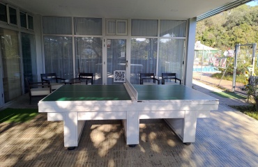 table de ping-pong dans un espace détente pour les volontaires en mission solidaire