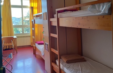 chambre partagée lumineuse et confortable pour volontaires en mission de bénévolat solidaire