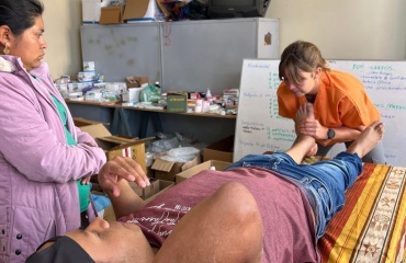 Étudiant en physiothérapie travaillant avec un patient kichwa