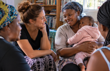 Groupe de femmes échangeant avec une participante lors d'une activité d'accompagnement au Cap