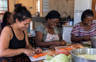 Femmes préparant ensemble un repas dans une structure d'accompagnement en Afrique du Sud