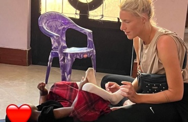 Bénévole accompagnant un enfant pendant une activité éducative avec des jouets