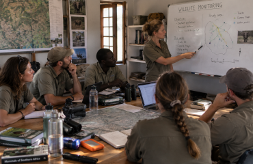 Bénévoles réunis pour préparer les activités de suivi de la faune sauvage en Afrique du Sud