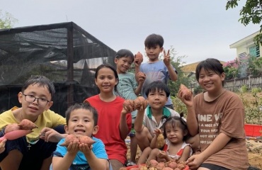 Participante avec des enfants pendant un programme à Da Nang au Vietnam