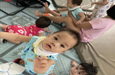 Activités avec de jeunes enfants dans un centre d'accueil à Da Nang