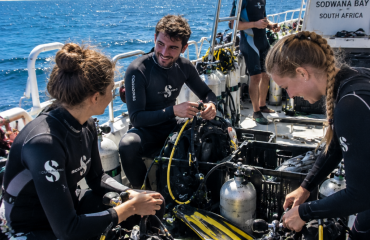 Bénévoles préparant leur équipement de plongée sur un bateau en Afrique du Sud