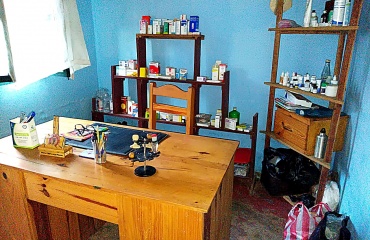 bureau médical avec médicaments dans un centre de santé rural en Afrique