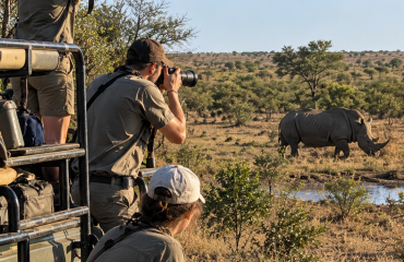 Participants observant un rhinocéros lors d'un suivi animalier en Afrique du Sud