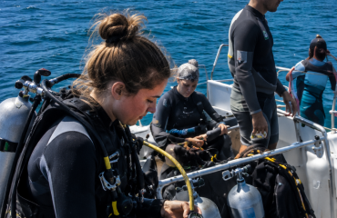 Participants préparant leur matériel de plongée sur un bateau à Sodwana Bay