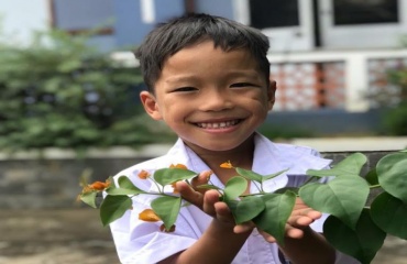 Enfant participant à une activité autour de la nature à Da Nang