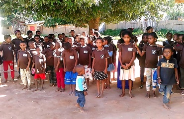 salle de soins équipée avec point d’eau dans un centre de santé rural en Afrique