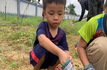 Enfant participant à une activité de jardinage à Da Nang au Vietnam