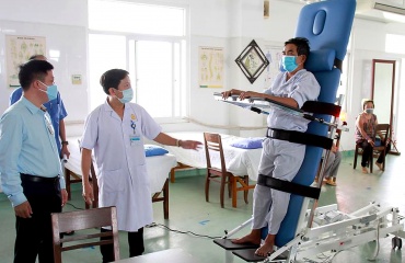 Professionnels de santé observant une imagerie médicale à Da Nang au Vietnam