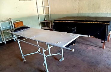 salle de soins dans un centre de santé rural utilisée lors d’un stage médical en Afrique