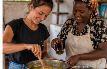 Participante fabriquant des produits naturels avec une femme locale à Zanzibar