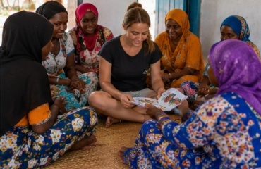 Participante échangeant avec des femmes locales pendant un projet à Zanzibar