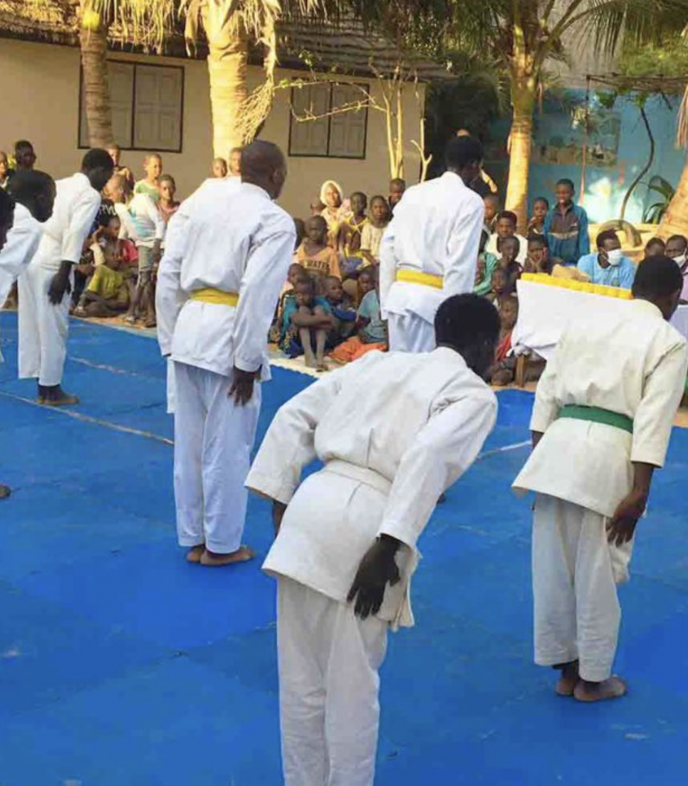 Professeur de karaté en mission humanitaire 