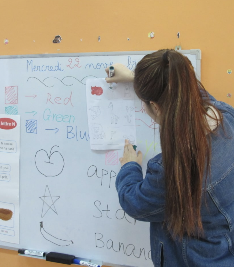 Enfants marocains engagés dans l'apprentissage de l'informatique grâce à une initiative de l'ONG.