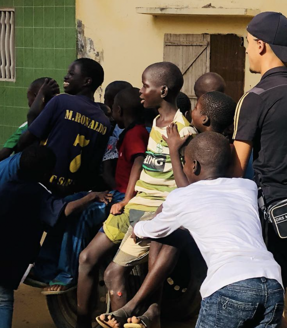 Bénévole en mission humanitaire protection des enfants des rues au Sénégal 
