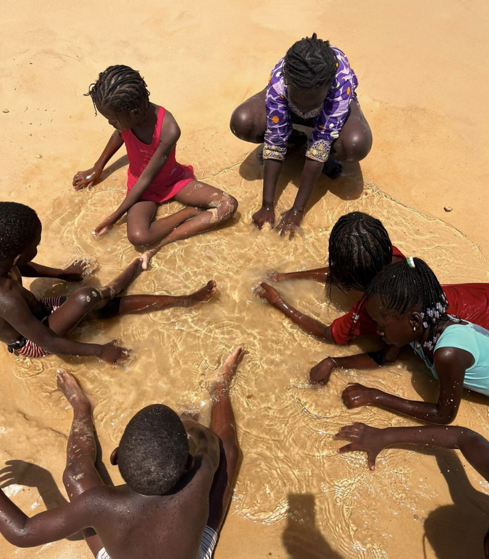 Bénévoles en mission humanitaire dans un orphelinat en Afrique 