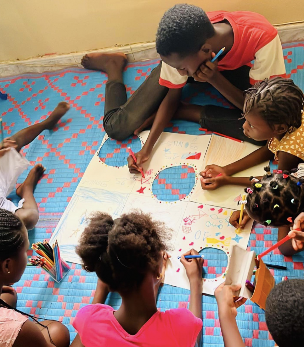 Bénévoles en mission humanitaire dans un orphelinat au Sénégal 