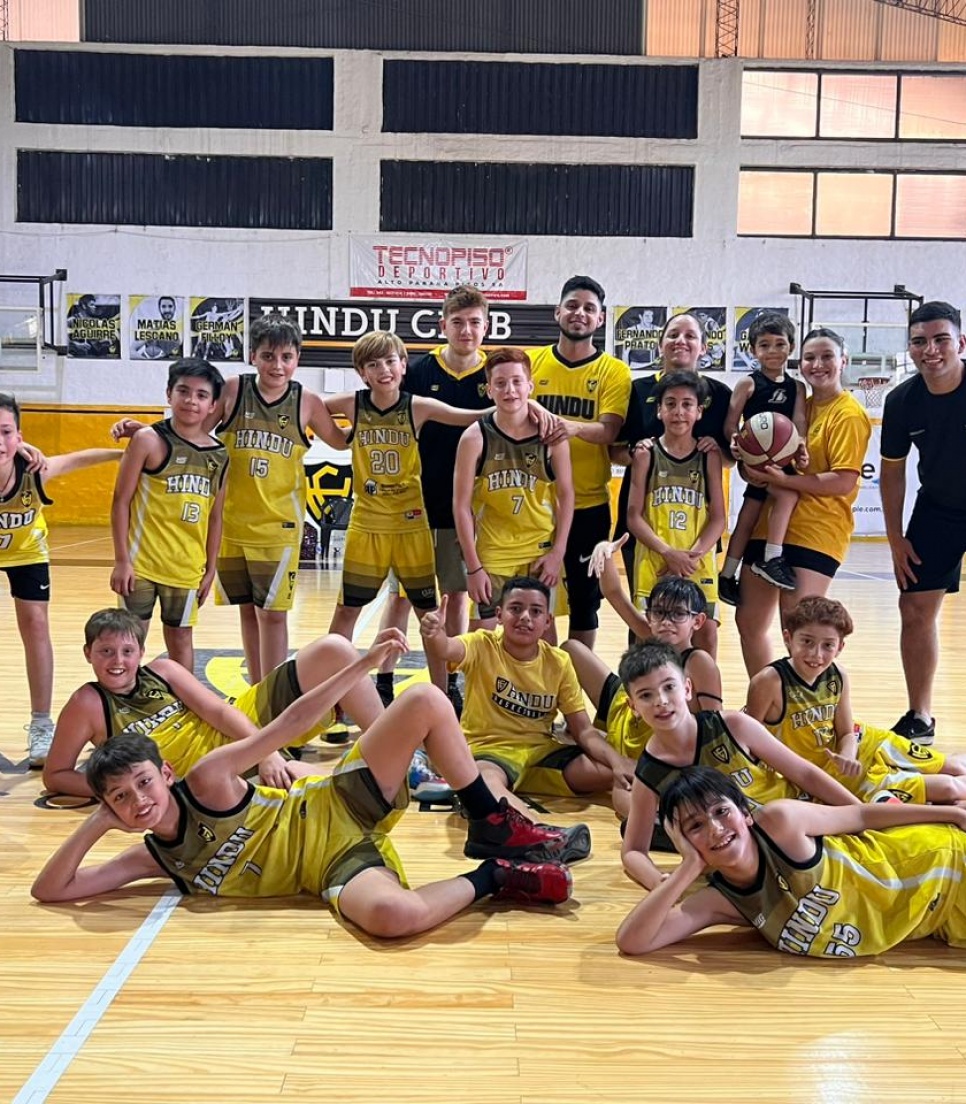 Équipe de jeunes joueurs de basket à Cordoba, Argentine, encadrés par des bénévoles du programme sportif de l'association Globalong.