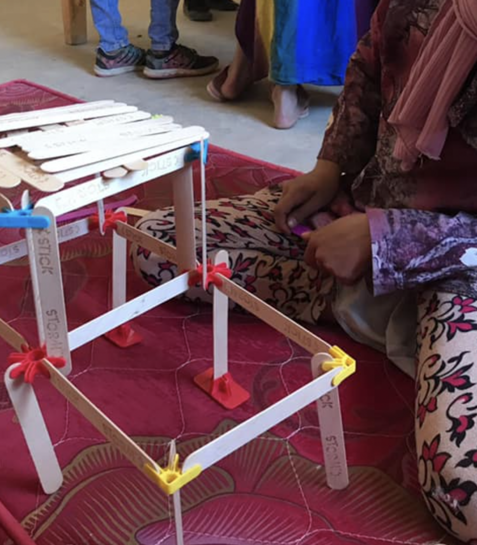 Enfants engagés dans des activités éducatives au centre d'accueil pour les défavorisés à Rabat, Maroc