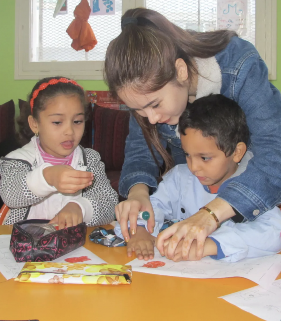 Bénévoles apportant un soutien scolaire aux enfants défavorisés à Rabat, contribuant à leur éducation