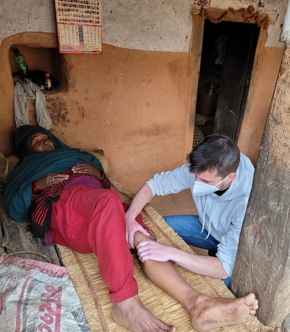 Volontaire en mission de bénévolat en ostéopathie au Népal offrant des soins de terrain mission-benevolat-osteopathie-nepal-soins-locaux.jpg